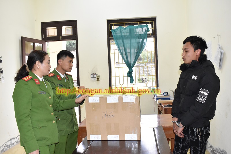 Công an huyện Hoa Lư phát hiện, bắt quả tang đối tượng tàng trữ trái phép 9,2 kg pháo