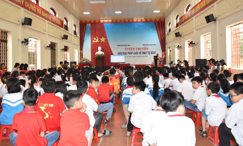 Tuyên truyền, giáo dục pháp luật về ATGT và phòng, chống đuối nước cho học sinh Trường Tiểu học Nam thành, thành phố Ninh Bình