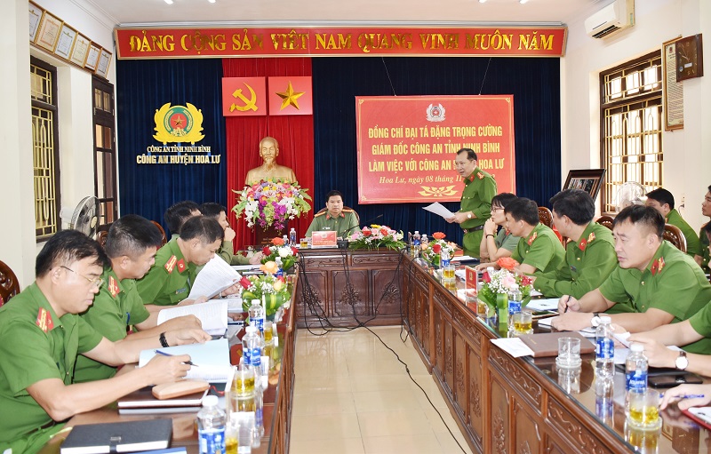 Đồng chí Đại tá Đặng Trọng Cường, Giám đốc Công an tỉnh làm việc với Công an huyện Hoa Lư