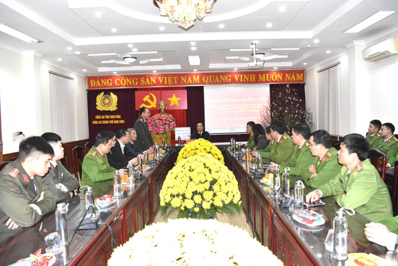 Đồng chí Phạm Quang Ngọc, Phó Bí thư Tỉnh ủy, Chủ tịch UBND tỉnh kiểm tra, chúc Tết một số đơn vị Công an trong tỉnh