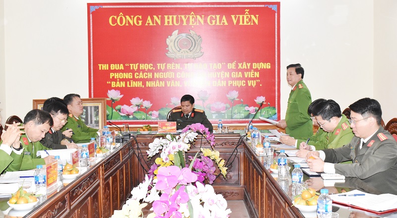Đồng chí Đại tá Đặng Trọng Cường, Giám đốc Công an tỉnh làm việc với Công an huyện Gia Viễn