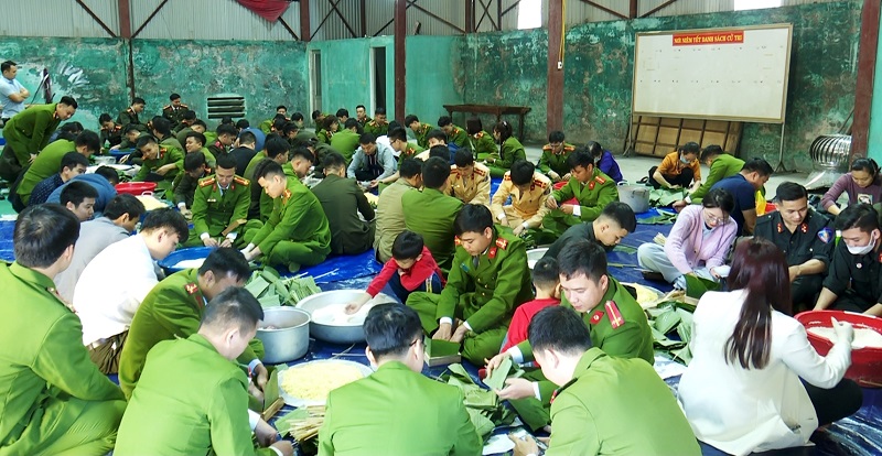 Đoàn Thanh niên Công an tỉnh tổ chức gói bánh chưng tặng người nghèo trên địa bàn tỉnh