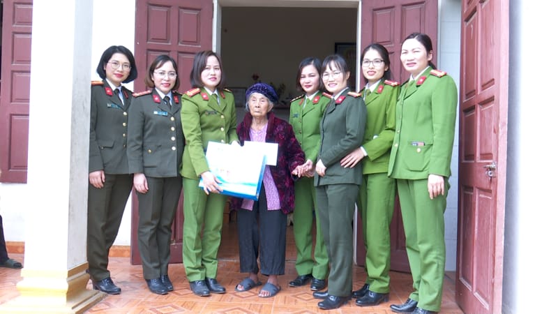 Cơ quan Ủy ban Kiểm tra Đảng ủy Công an tỉnh và Công an huyện Nho Quan tổ chức thăm hỏi, tặng quà Mẹ Việt Nam anh hùng trên địa bàn huyện Nho Quan