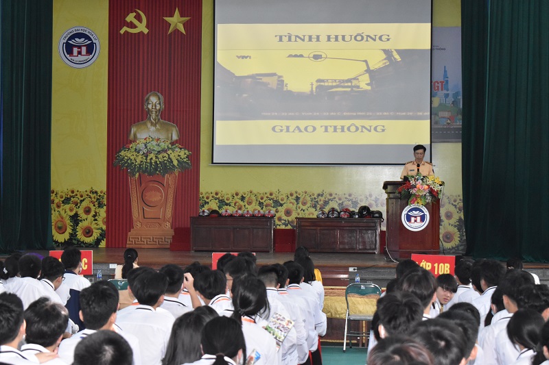 Phòng Cảnh sát giao thông, Công an tỉnh tuyên truyền, giáo dục pháp luật về trật tự ATGT tại Trường phổ thông thực hành sư phạm Tràng An, thành phố Ninh Bình