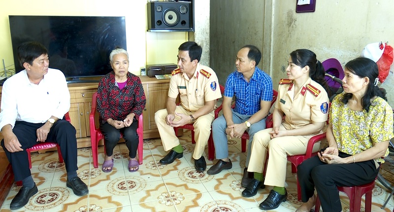 Phòng Cảnh sát giao thông, Công an tỉnh thăm hỏi, động viên gia đình có nạn nhân tử vong do tai nạn giao thông có hoàn cảnh khó khăn trên địa bàn thành phố Ninh Bình