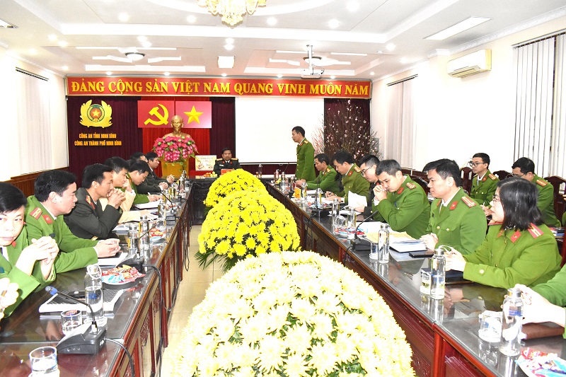 Đồng chí Đại tá Đặng Trọng Cường, Giám đốc Công an tỉnh kiểm tra, chúc Tết Công an thành phố Ninh Bình