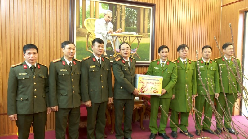 Đồng chí Đại tá Trần Hồng Phú, Phó Bí thư Đảng ủy, Phó Giám đốc Công an tỉnh kiểm tra, chúc Tết các đơn vị