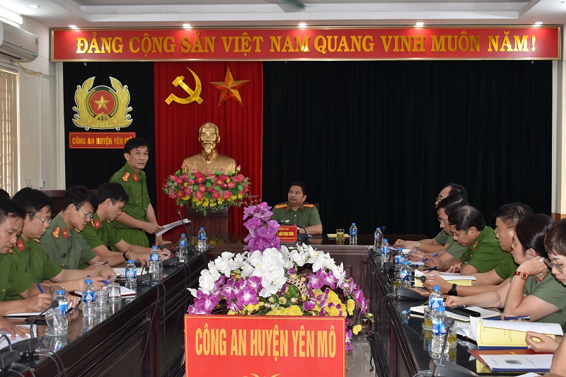 Đồng chí Đại tá Đặng Trọng Cường, Giám đốc Công an tỉnh làm việc với Công an huyện Yên Mô