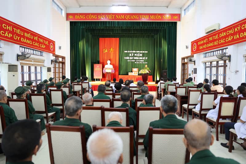 Đồng chí Thứ trưởng Nguyễn Văn Long thăm, tặng quà Trung tâm điều dưỡng thương binh Nho Quan, tỉnh Ninh Bình