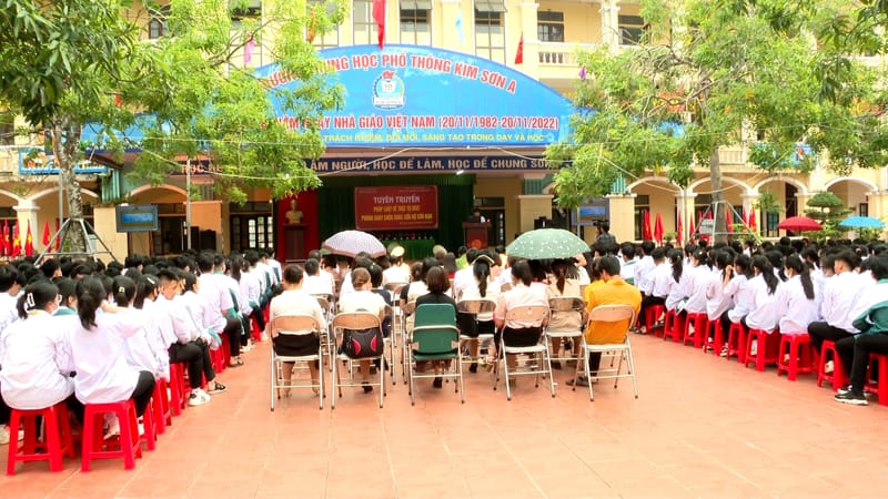 Cơ quan UBKT Đảng ủy Công an tỉnh phối hợp tuyên truyền pháp luật về trật tự ATGT; công tác PCCC và CNCH tại Trường THPT Kim Sơn A, huyện Kim Sơn