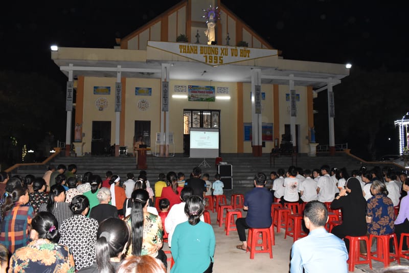 Phòng Cảnh sát giao thông Công an tỉnh phối hợp tuyên truyền pháp luật về TTATGT tại Giáo xứ Vô Hốt, xã Lạc Vân, huyện Nho Quan