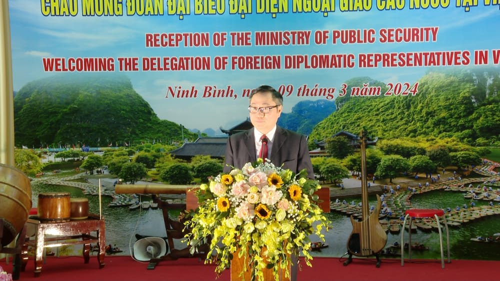 Đoàn đại biểu cơ quan đại diện ngoại giao, an ninh, cảnh sát và nội vụ các nước và tổ chức quốc tế tại Việt Nam thăm và làm việc tại Ninh Bình