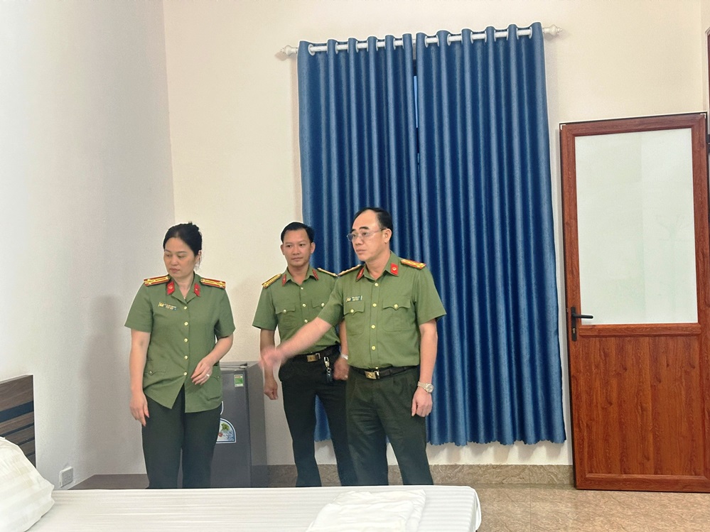 Đồng chí Đại tá Trần Hồng Phú, Phó Bí thư Đảng ủy, Phó Giám đốc  Công an tỉnh kiểm tra công tác chuẩn bị phục vụ  nghỉ dưỡng năm 2024 của CBCS