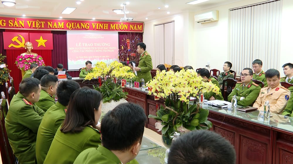 Trao thưởng cho Công an thành phố Ninh Bình có thành tích xuất sắc trong công tác đấu tranh phòng, chống tội phạm