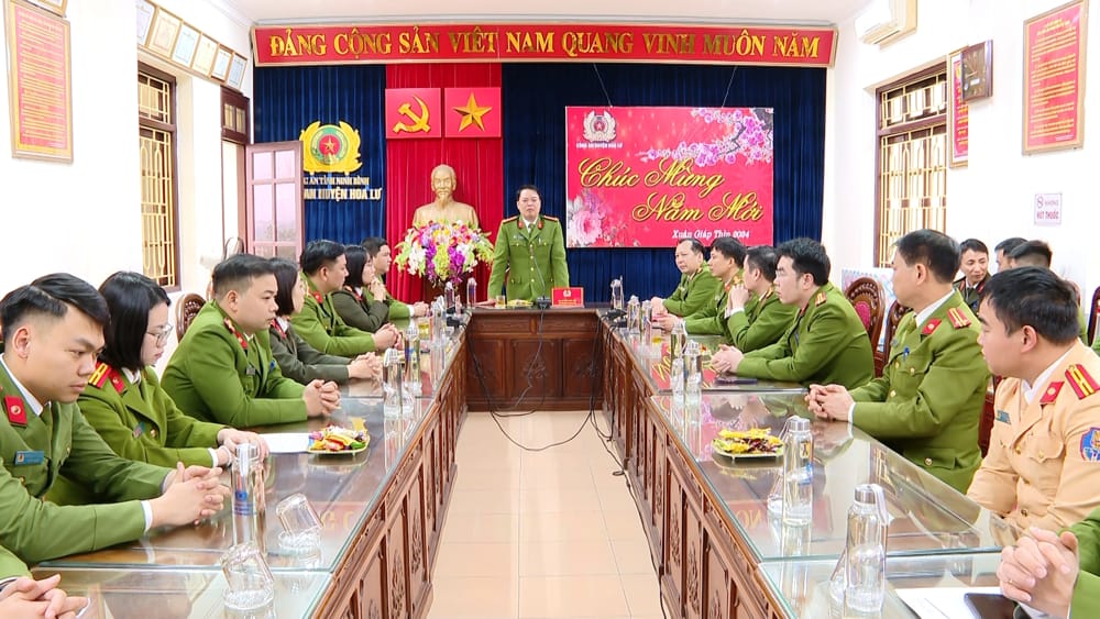 Đồng chí Đại tá Tống Như Sơn, Phó Giám đốc Công an tỉnh kiểm tra, chúc Tết Công an huyện Hoa Lư và Công an huyện Gia Viễn