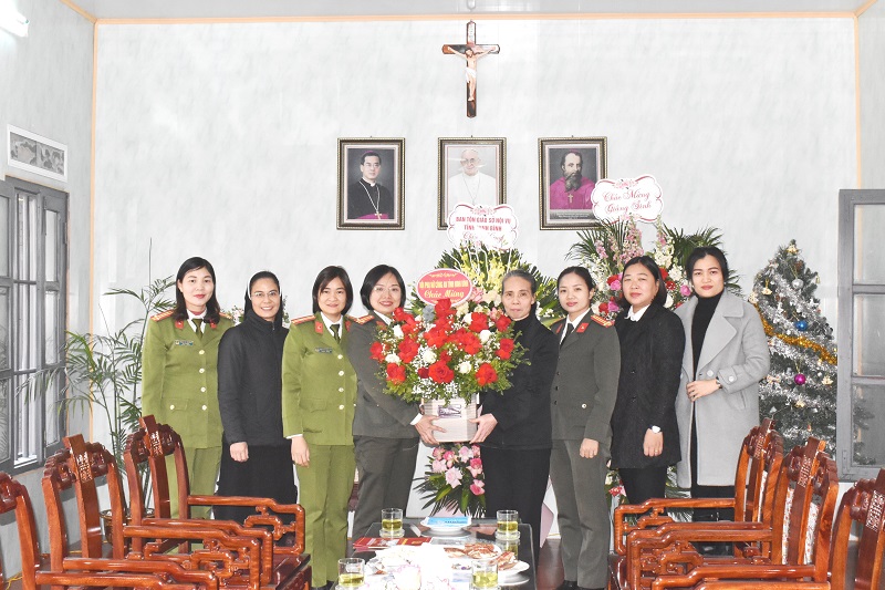 Hội Phụ nữ Công an tỉnh chúc mừng Nữ tu Dòng Mến Thánh Giá Phát Diệm, nhân dịp đón Lễ Noel năm 2022
