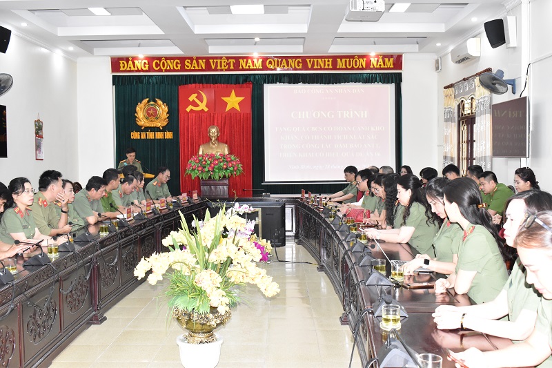 Báo Công an nhân dân tặng quà cho CBCS Công an tỉnh Ninh Bình có hoàn cảnh khó khăn, có thành tích xuất sắc trong công tác bảo đảm ANTT trên địa bàn