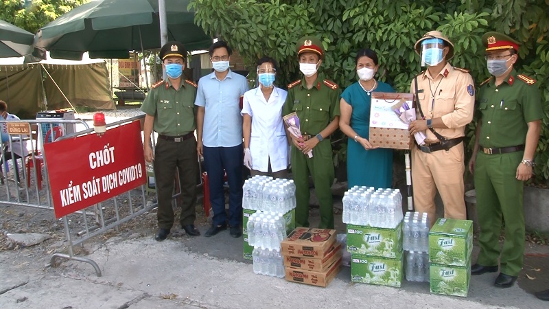 Đoàn thanh niên Công an tỉnh tặng quà các chốt kiểm soát dịch bệnh Covid – 19 trên địa bàn tỉnh