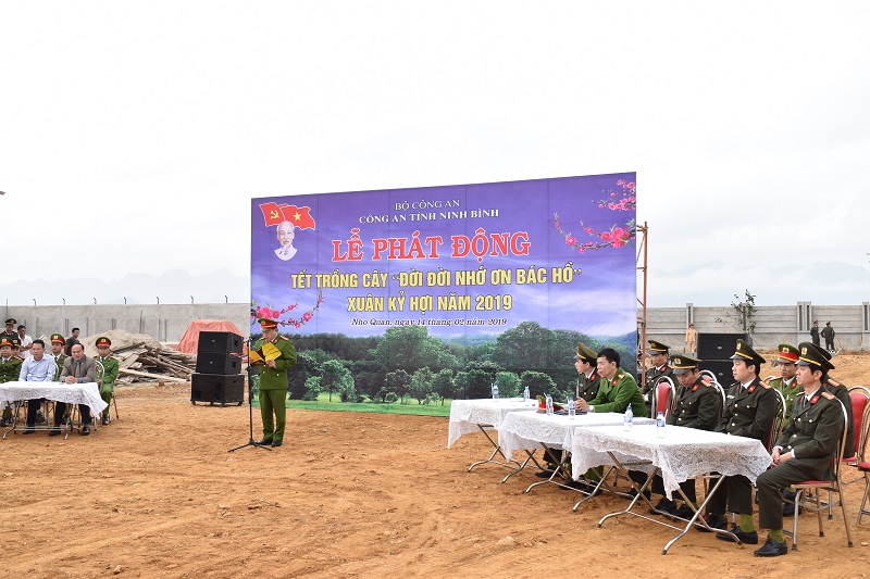 Công an huyện Nho Quan phối hợp với Đoàn thanh niên Công an tỉnh tổ chức trồng cây đời đời nhớ ơn Chủ tịch Hồ Chí Minh.