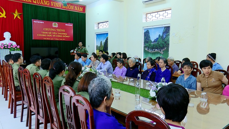 Thăm, tặng quà Trung tâm bảo trợ và công tác xã hội tỉnh Ninh Bình