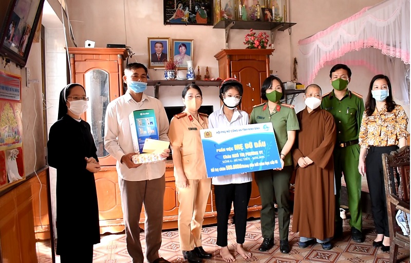 Hội Phụ nữ Công an tỉnh, Hội Phụ nữ Công an huyện Kim Sơn nhận đỡ đầu cho các cháu học sinh có hoàn cảnh khó khăn trên địa bàn huyện Kim Sơn