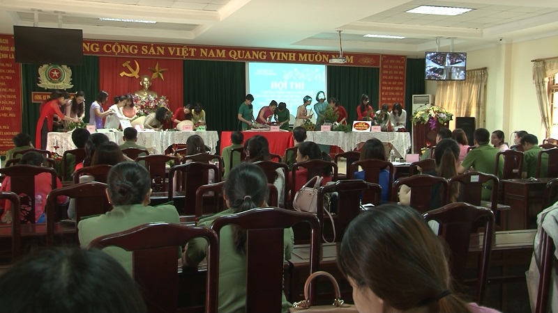 Hội Phụ nữ Công an thành phố Ninh Bình tổ chức Hội thi cắm hoa nghệ thuật chào mừng kỷ niệm 89 năm Ngày Thành lập Hội Liên hiệp Phụ nữ Việt Nam