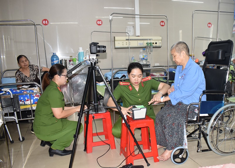Làm căn cước công dân cho bệnh nhân là người già, người khuyết tật đang điều trị tại Bệnh viện Đa khoa tỉnh Ninh Bình