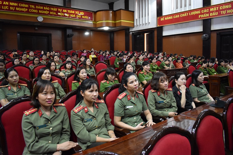 Hội phụ nữ Công an tỉnh tổ chức sinh hoạt chuyên đề vai trò “giữ lửa” của phụ nữ Công an nhân dân