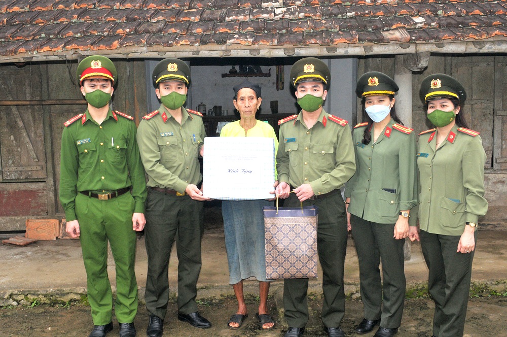 Phòng Tham mưu Công an tỉnh tổ chức hoạt động “tình nguyện vì cộng đồng” trên địa bàn xã Cúc Phương, Nho Quan