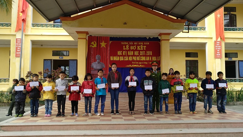 Hội phụ nữ Công an huyện Hoa Lư tặng quà học sinh nghèo vượt khó