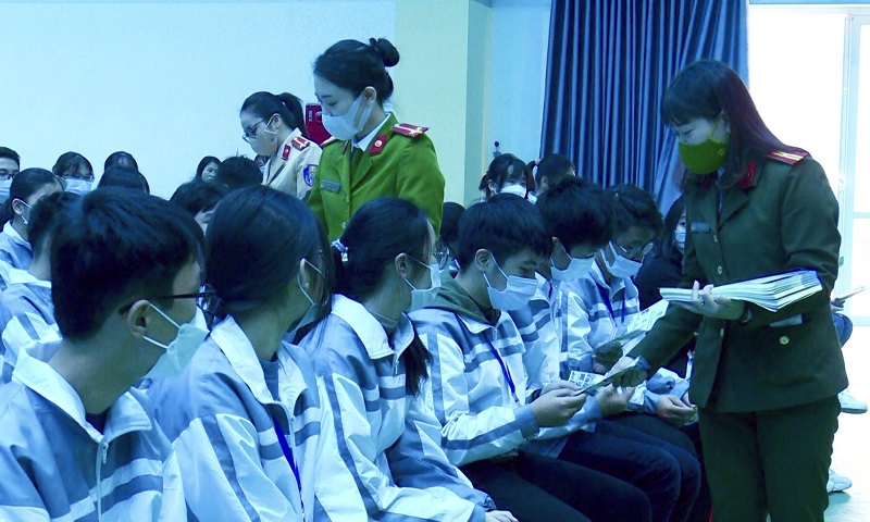 Tuyên truyền Luật an toàn giao thông  cho học sinh trường THPT Chuyên Lương Văn Tụy