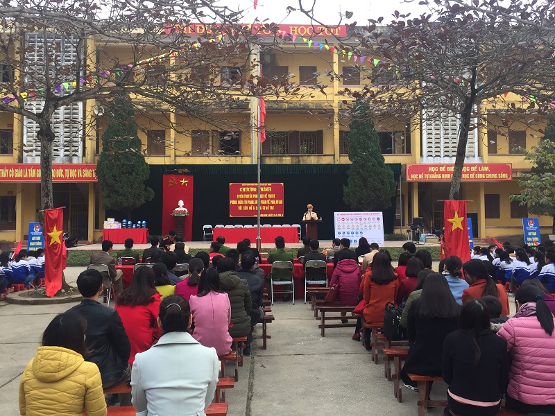 Đoàn thanh niên Công an tỉnh tuyên truyền pháp luật về TTATGT  phòng ngừa vi phạm, các vi phạm về pháo và CCHT  cho học sinh Trường THPT Nho Quan