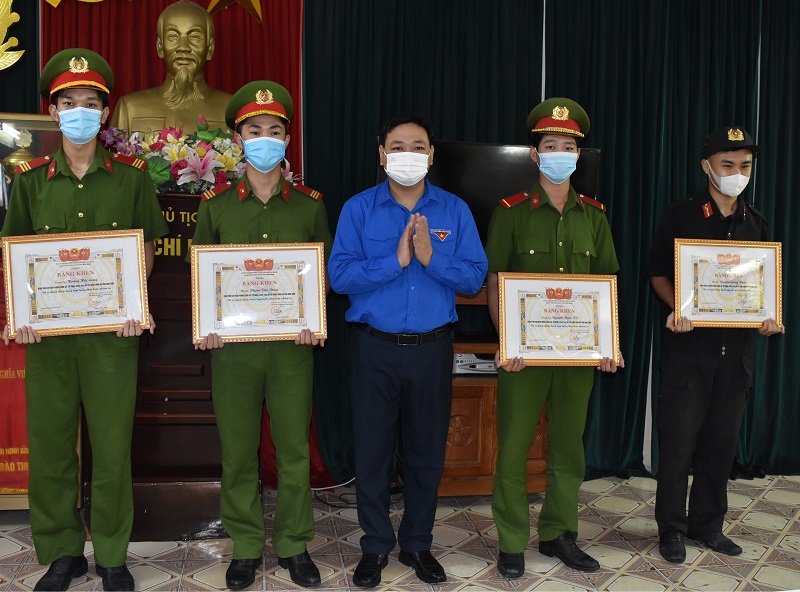 Ban Chấp hành tỉnh đoàn Ninh Bình tặng Bằng khen cho 04 đoàn viên thuộc Phòng Cảnh sát cơ động đã có hành động dũng cảm trong thực hiện nhiệm vụ
