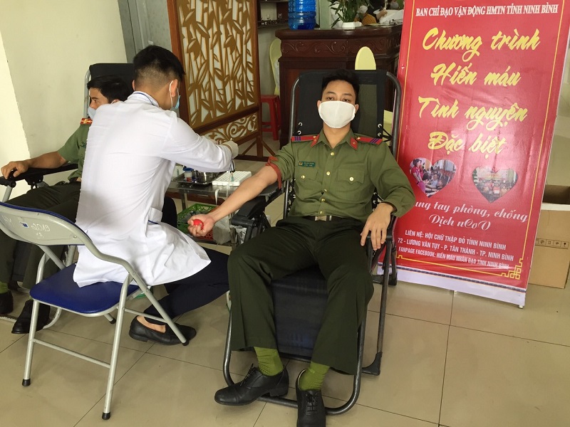 Hơn 600 đơn vị máu tình nguyện Đợt 2  của cán bộ, chiến sỹ Công an Ninh Bình