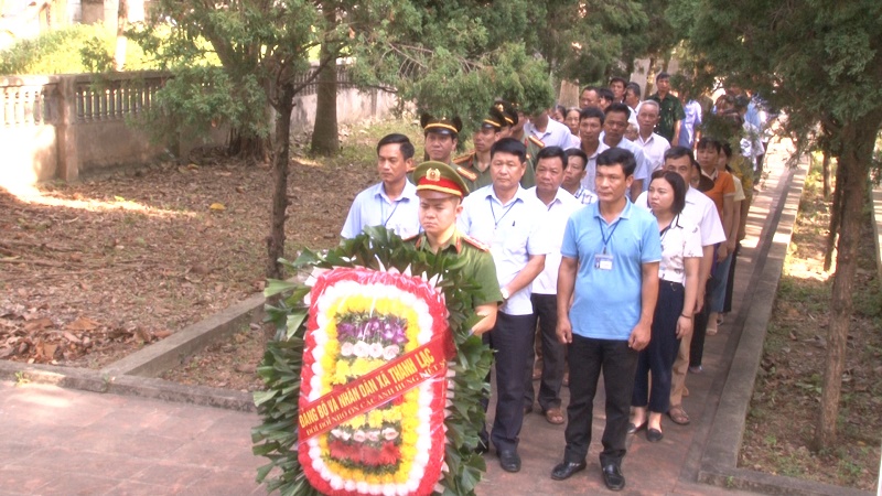 Phòng Xây dựng phong trào toàn dân bảo vệ ANTQ  tặng quà cho các gia đình thương binh, liệt sỹ  tại xã Thanh Lạc, huyện Nho Quan