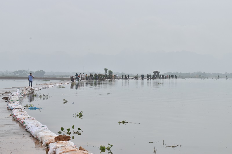 Gần 100 cán bộ chiến sỹ Công an huyện Nho Quan  khắc phục sự cố nước tràn qua mặt đê