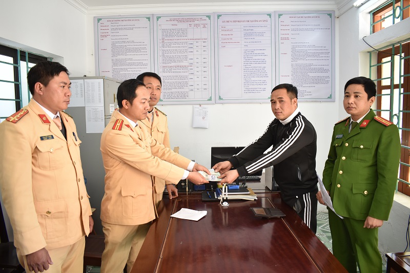 Công an huyện Kim Sơn trao trả tài sản cho người bị mất