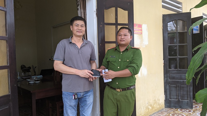 Công an huyện Yên Khánh trao trả tài sản cho người đánh rơi