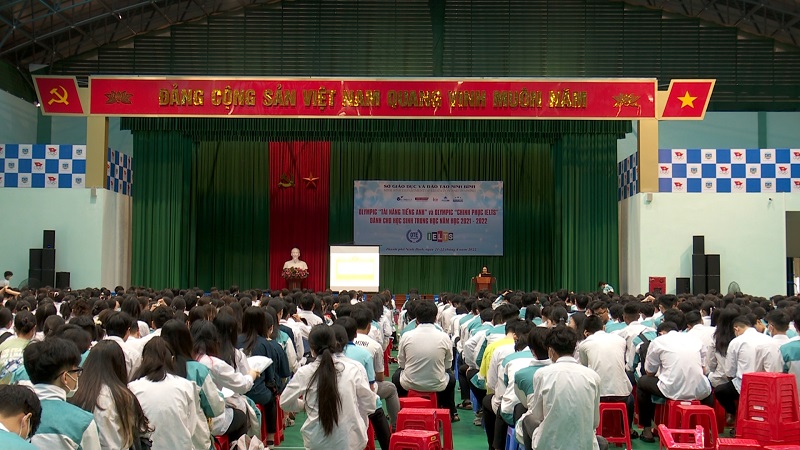 Tuyên truyền, phổ biến kiến thức về ATGT tại trường THPT chuyên Lương Văn Tụy