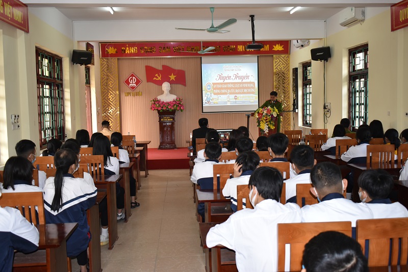 Công an huyện Yên Mô tuyên truyền an toàn giao thông, luật an ninh mạng, phòng chống ma tuý, bạo lực học đường