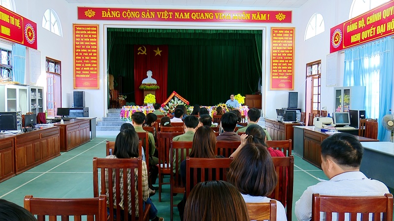 Tặng quà nhân ngày hội toàn dân Đại đoàn kết dân tộc tại xã Cúc Phương, huyện Nho Quan