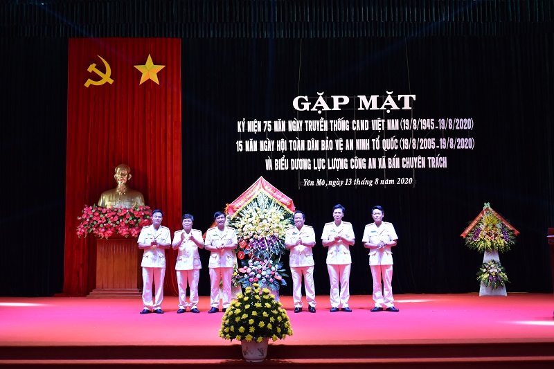 UBND huyện Yên Mô tổ chức gặp mặt kỷ niệm 75 năm ngày truyền thống CAND Việt Nam, 15 năm ngày hội Toàn dân bảo vệ ANTQ và biểu dương lực lượng công an xã bán chuyên trách