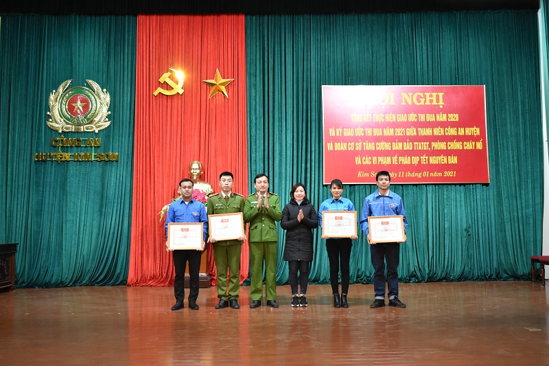 Đoàn thanh niên Công an huyện Kim Sơn và đoàn cơ sở ký kết giao ước thi đua về tăng cường đảm bảo TTATGT, phòng chống cháy nổ và các vi phạm về pháo dịp tết Nguyên đán