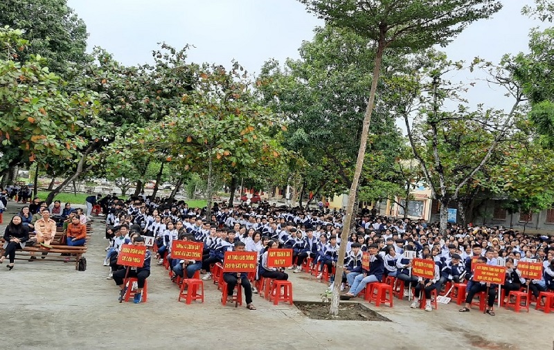 Công an huyện Yên Mô tuyên truyền pháp luật về ANTT  cho 1350 thầy cô giáo, học sinh Trường THPT Yên Mô A