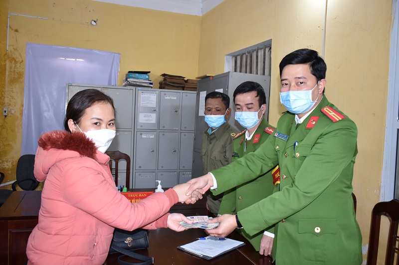 Công an xã Khánh Phú, huyện Yên Khánh trao trả gần 9 triệu đồng cho người đánh rơi