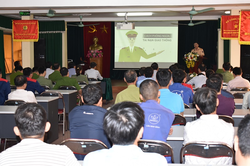 Công an huyện Hoa Lư tuyên truyền pháp luật về bảo đảm ANTT cho Công ty cổ phần Phân lân Ninh Bình