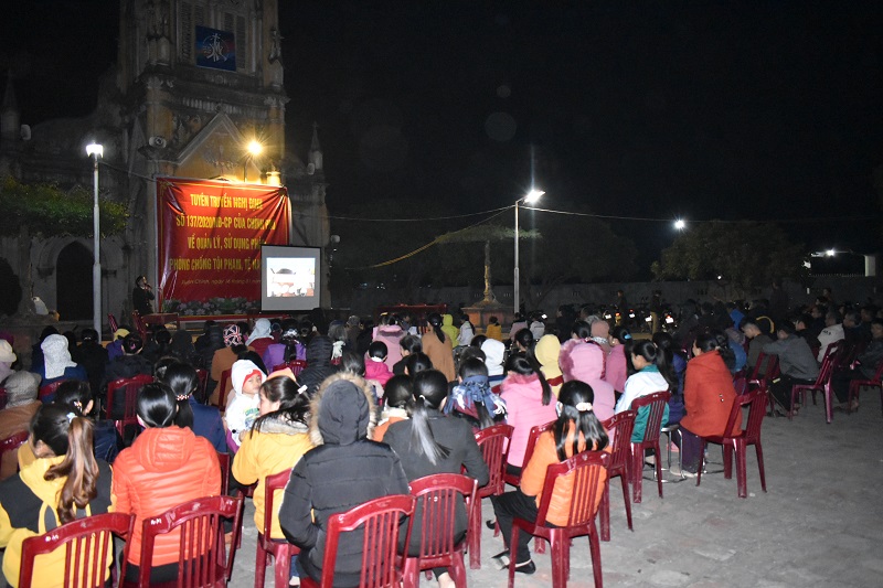 Công an huyện Kim Sơn tuyên truyền Nghị định 137 của Chính phủ về quản lý, sử dụng pháo; Phòng chống tội phạm và tệ nạn xã hội cho bà con giáo dân