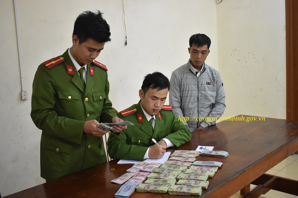 Truy bắt nhanh đối tượng trộm cắp gần 400 triệu đồng của cửa hàng Jollibee Ninh Bình