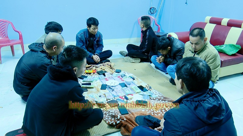Công an thành phố Ninh Bình bắt quả tang 8 đối tượng đánh bạc,  thu giữ hơn 205 triệu đồng