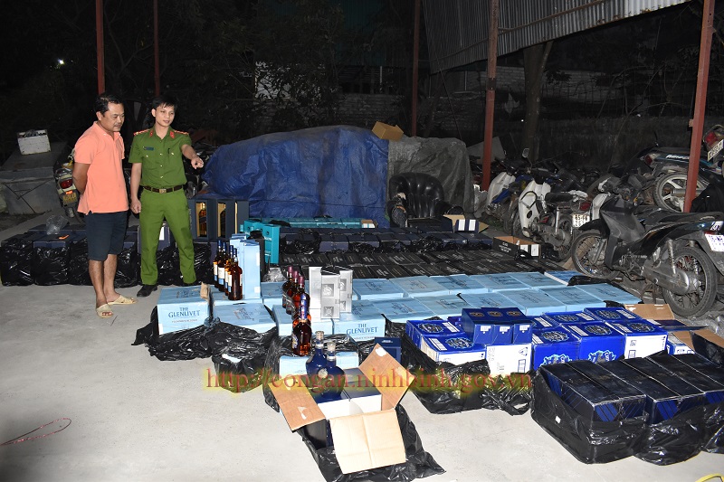Phòng Cảnh sát kinh tế, Công an tỉnh phát hiện, bắt giữ xe ô tô vận chuyển gần 1.000 chai rượu ngoại không có nguồn gốc, xuất xứ